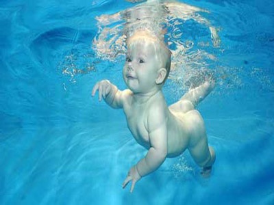 Ngắm các bé chưa biết bò đã... tập bơi  - 1