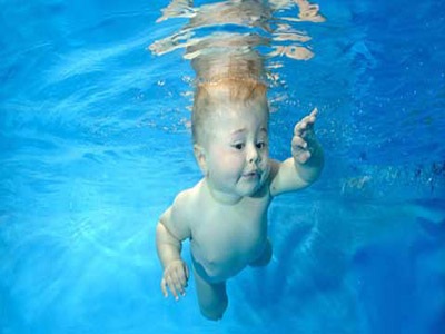 Ngắm các bé chưa biết bò đã... tập bơi  - 2