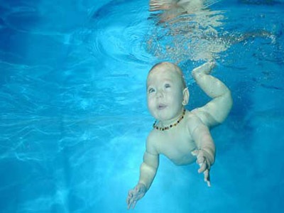 Ngắm các bé chưa biết bò đã... tập bơi  - 3