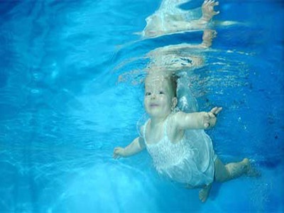 Ngắm các bé chưa biết bò đã... tập bơi  - 5