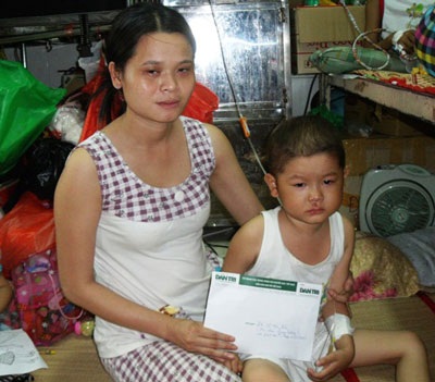 Quỹ nhân ái đến với cháu bé  mồ côi cha  - 1