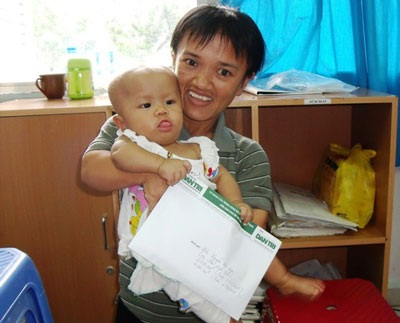 Qùa nhân ái đến với mẹ con người lùn  - 1