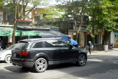 Thanh tra giao thông bị “diễu phố” trên nắp capô xe Audi  - 3