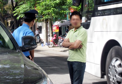 Thanh tra giao thông bị “diễu phố” trên nắp capô xe Audi  - 1