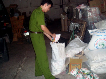 Thu giữ 2 tấn thạch rau câu không đạt tiêu chuẩn vệ sinh - 1