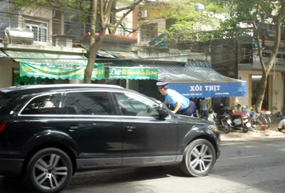 Thanh tra giao thông bị “diễu phố” trên nắp capô xe Audi  - 2