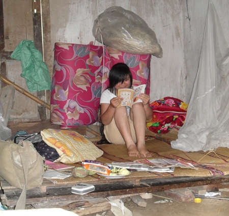 Cô bé côi cút tự kiếm tiền ăn học - 1 Cô bé côi cút tự kiếm tiền ăn học - 1