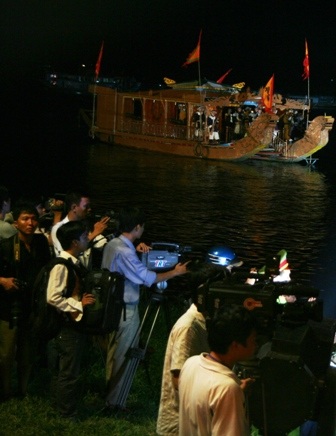 Ngàn lẻ một “dáng” tác nghiệp của nhà báo - 11