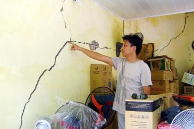 Thi công khách sạn, hàng chục ngôi nhà bị lún nứt nghiêm trọng   - 1