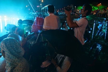 Ngàn lẻ một “dáng” tác nghiệp của nhà báo - 17