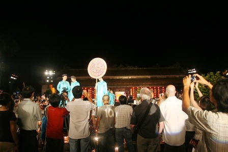 Ngàn lẻ một “dáng” tác nghiệp của nhà báo - 18