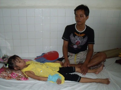 Nhói lòng trước hoàn cảnh của cô bé “chết đi sống lại” - 1 Nhói lòng trước hoàn cảnh của cô bé “chết đi sống lại” - 1