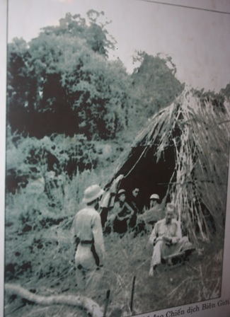 Thăm nhà tưởng niệm Bác Hồ ở Trường Sa - 8