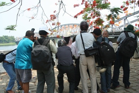 Ngàn lẻ một “dáng” tác nghiệp của nhà báo - 1