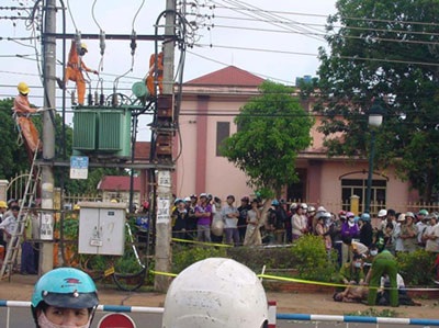 Một thi thể cháy sém trên trạm biến áp - 1