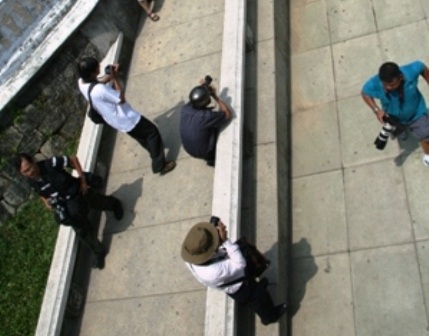 Ngàn lẻ một “dáng” tác nghiệp của nhà báo - 4