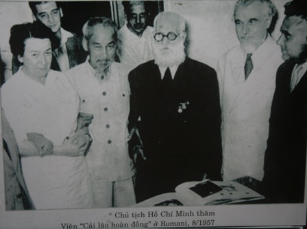 Thăm nhà tưởng niệm Bác Hồ ở Trường Sa - 9