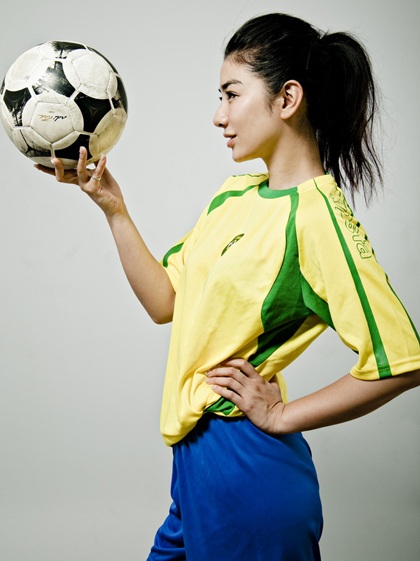 Huỳnh Dịch tạo dáng bên trái bóng tròn - 1