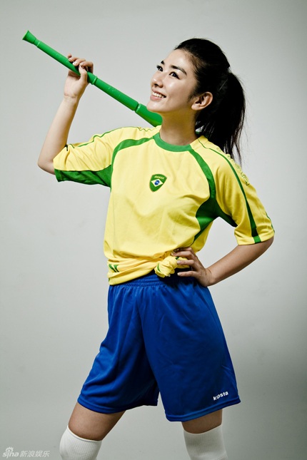 Huỳnh Dịch tạo dáng bên trái bóng tròn - 7