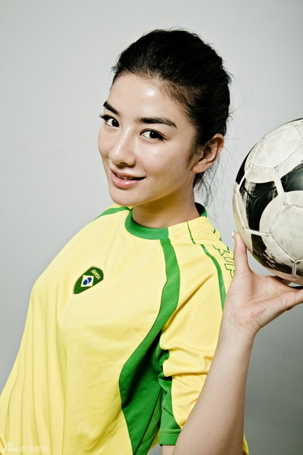 Huỳnh Dịch tạo dáng bên trái bóng tròn - 3