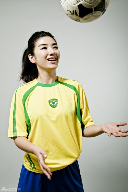 Huỳnh Dịch tạo dáng bên trái bóng tròn - 4