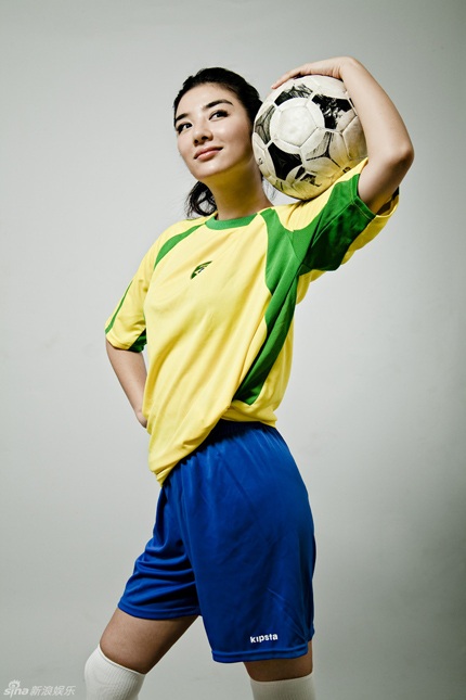 Huỳnh Dịch tạo dáng bên trái bóng tròn - 5