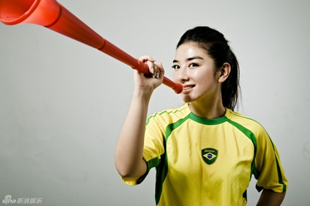 Huỳnh Dịch tạo dáng bên trái bóng tròn - 6