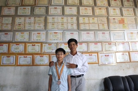 Gia đình hiếu học ở vùng biên  - 1