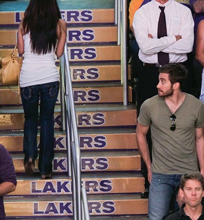 Jake Gyllenhall liếc gái tới... “quên” xem bóng rổ - 1 Jake Gyllenhall liếc gái tới... “quên” xem bóng rổ - 1