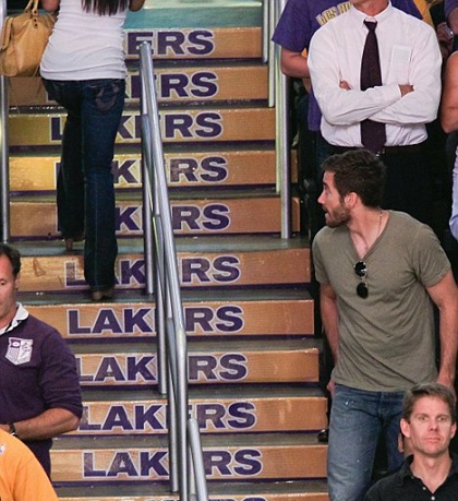 Jake Gyllenhall liếc gái tới... “quên” xem bóng rổ - 2 Jake Gyllenhall liếc gái tới... “quên” xem bóng rổ - 2