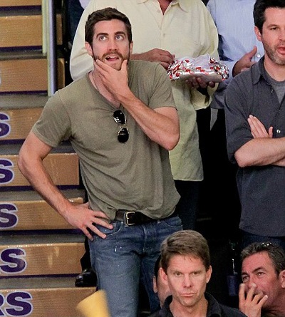 Jake Gyllenhall liếc gái tới... “quên” xem bóng rổ - 3 Jake Gyllenhall liếc gái tới... “quên” xem bóng rổ - 3