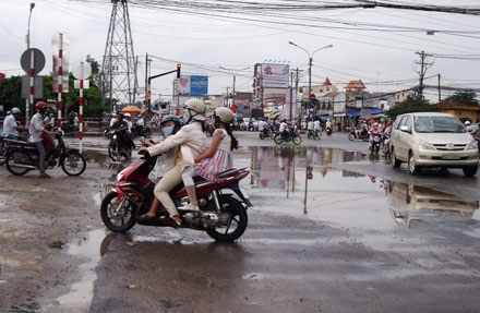 Chở trẻ nhỏ trên xe máy và những hiểm nguy rình rập - 1