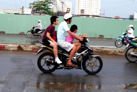 Chở trẻ nhỏ trên xe máy và những hiểm nguy rình rập - 3