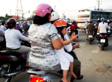 Chở trẻ nhỏ trên xe máy và những hiểm nguy rình rập - 2