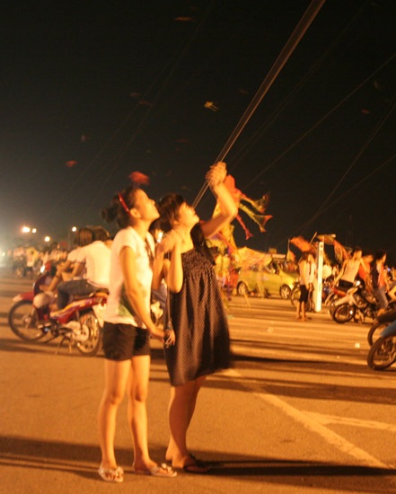 Thả diều hóng mát ở sân vận động Mỹ Đình - 3