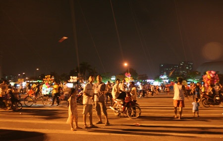 Thả diều hóng mát ở sân vận động Mỹ Đình - 2