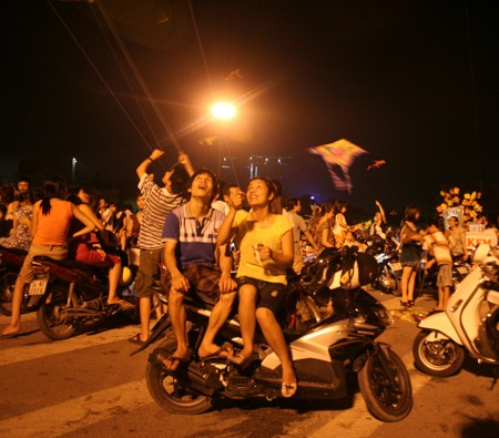 Thả diều hóng mát ở sân vận động Mỹ Đình - 4