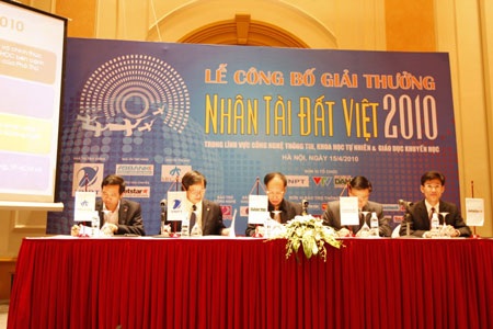 Hình ảnh “sau trang báo” của cán bộ, phóng viên Dân trí - 19