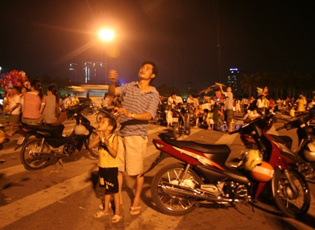 Thả diều hóng mát ở sân vận động Mỹ Đình - 6