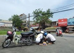 "Đinh tặc" xuất hiện ở chân cầu Chương Dương - 1