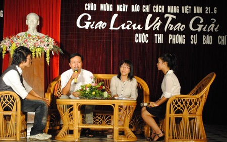 ĐH Khoa học Huế: Giao lưu, trao giải phóng sự báo chí cho SV - 2