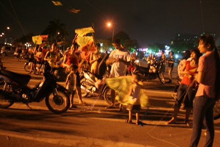 Thả diều hóng mát ở sân vận động Mỹ Đình - 5