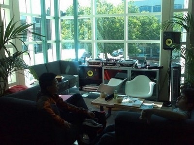 Thăm “đại bản doanh” của Google và Facebook - 15