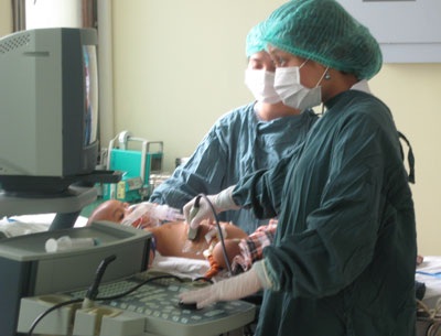 Lần đầu tiên độc lập ghép gan thành công cho bé gái 2 tuổi  - 1