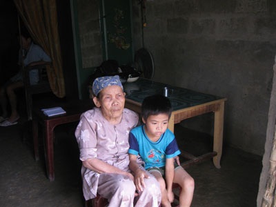 Bà cụ 81 tuổi và đứa cháu mồ côi - 1 Bà cụ 81 tuổi và đứa cháu mồ côi - 1