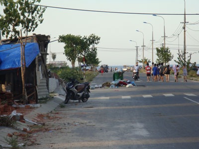 Thùng rác cũng… “lấn chiếm” lòng đường - 1