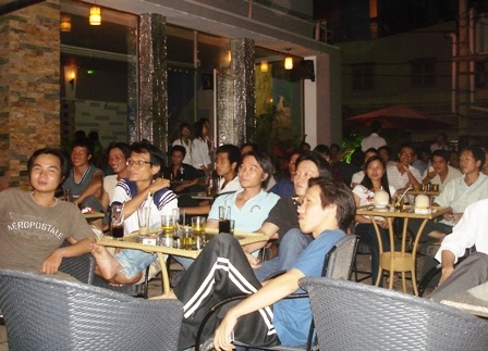 Quán bình dân “đắt khách”, điểm vui chơi “ế ẩm” - 1