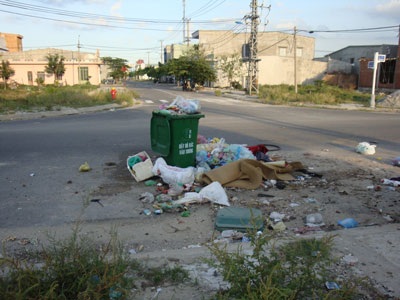 Thùng rác cũng… “lấn chiếm” lòng đường - 2