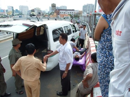 Tông vào dải phân cách, 2 người thương vong  - 1