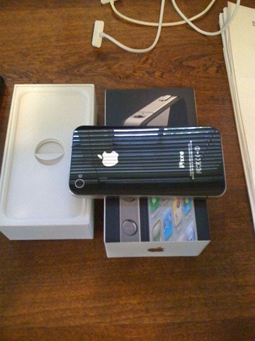 Mở hộp iPhone 4 trước giờ “lên kệ” - 7